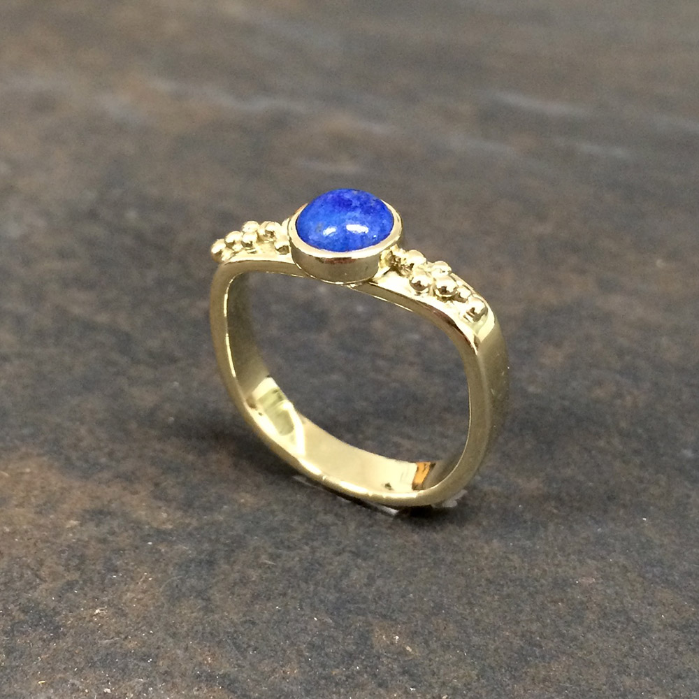 ring-geel-goud-bolletjes-lapis-lazuli