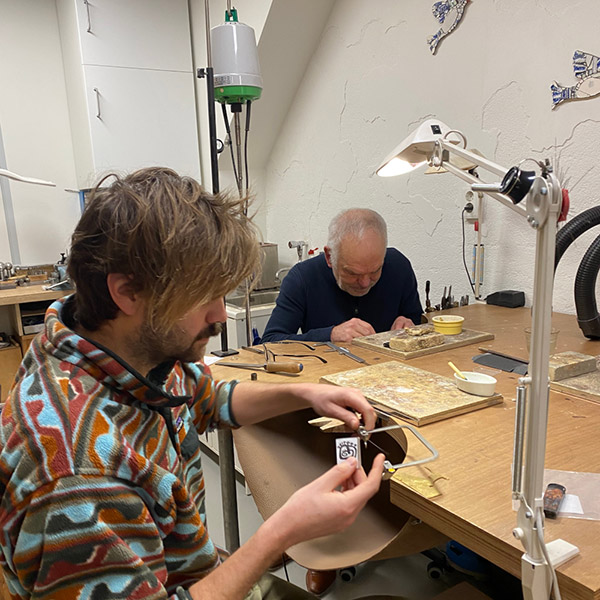 cursus gezaagde hanger of broche edelsmeden