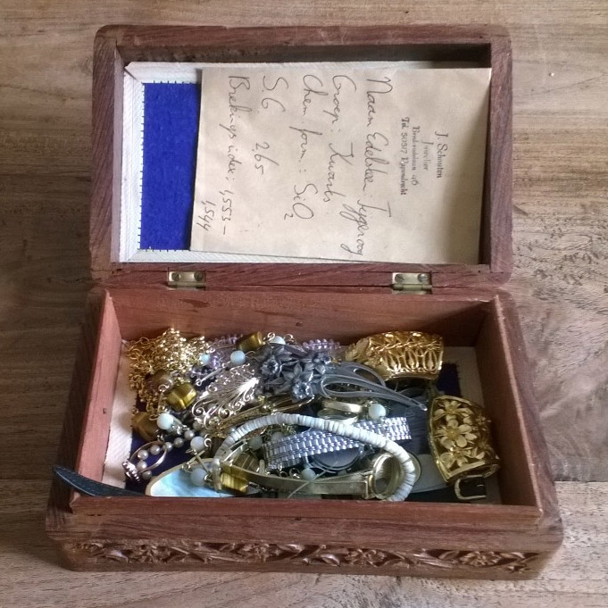 kistje met erfstukken sieraden juwelen
