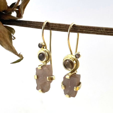 oorhangers-in-balans-geel-goud-rookkwarts-ruwe-maansteen